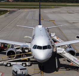 Ein Airbus A319 von Lufthansa: In Salzburg ist die D-AILE mit einem Service wagen kollidiert.