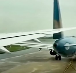 Der Moment der Bodenkollision: Die Boeing 787 von Vietnam Airlines trifft den A321.