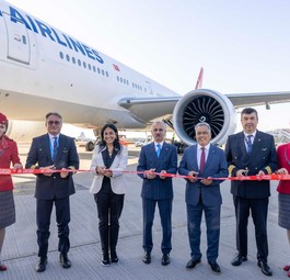 Eröffnung der Strecke Istanbul-Sevilla: Turkish-Alines-Chef Ahmet Bolat (2.v.r.) neben dem türkischen Verkehrsminister Abdulkadir Uraloğlu (3.v.r.) und Vertretenden der Airline und dem Flughafen.