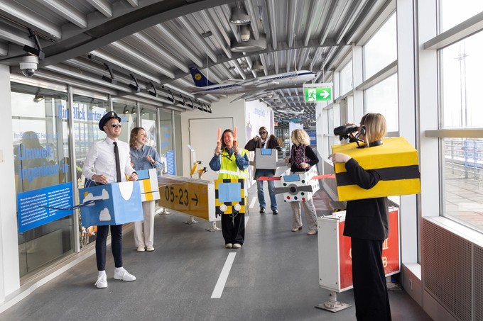 Der Flughafen Hamburg hat eine Pressemitteilung zu einem neuen Angebot vorgestellt: Hobby Flying. Analog zum Trendsport Hobby-Horsing, bei dem Reiter mit Steckenpferden einen Parcours durchlaufen, bietet der Flughafen Hamburg nun Hobby Flying an. Dabei können Teilnehmende in speziell gestalteten Pappflugzeugen spielerisch das Gefühl des Fliegens erleben. Das Angebot steht sowohl indoor als auch outdoor zur Verfügung. Interessierte buchen ihren Slot über die Website des Flughafens.