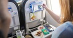 Die neue Kabine von Alaska Airlines: Hier zu sehen ist ein Platz in der Premium Economy mit Tablethalter am Vordersitz.