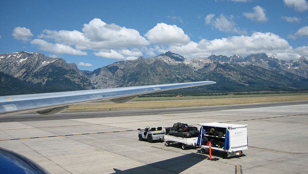 Rang 3. Jackson Hole Airport, USA: Anflug über Berge eines Nationalparks.