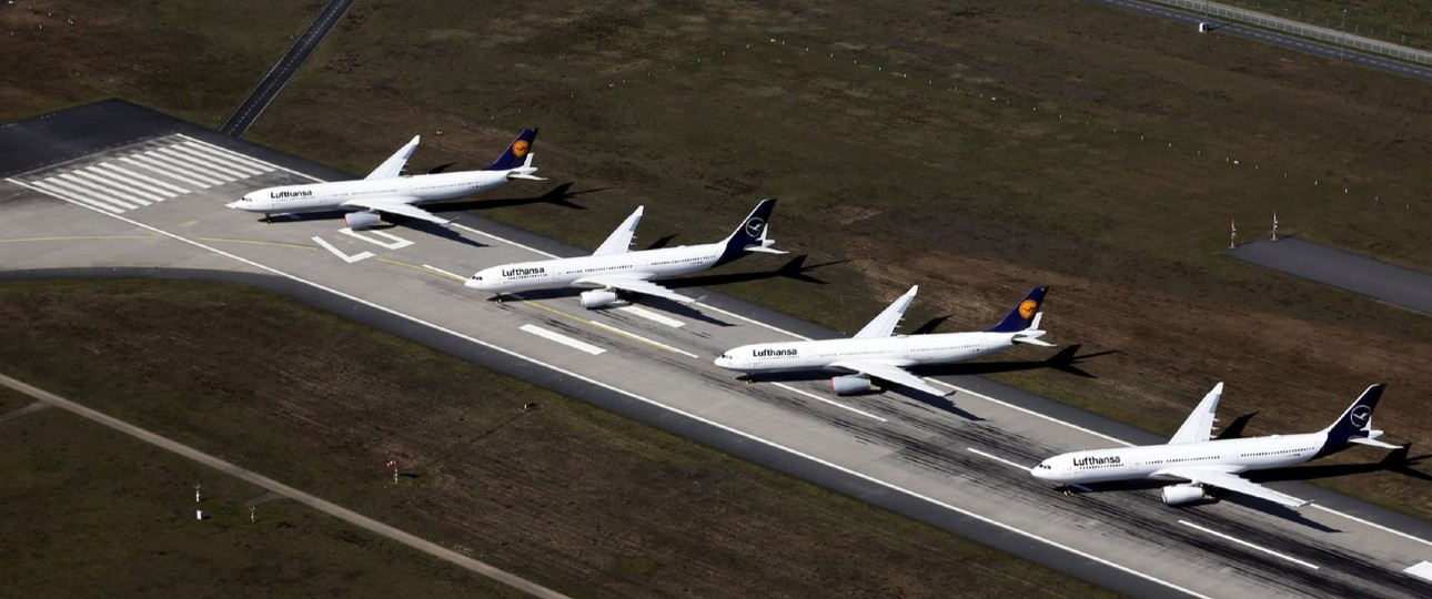 Parked Lufthansa aircraft in Frankfurt: Barely any regular flights are taking off anymore.