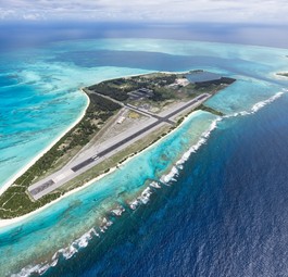 Das Midway Atoll: Vorne Sand Island, dahinter Eastern Island, auf der noch ehemalige Pisten zu erkennen sind.