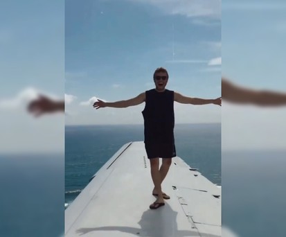 Ein Flugzeug am Abgrund