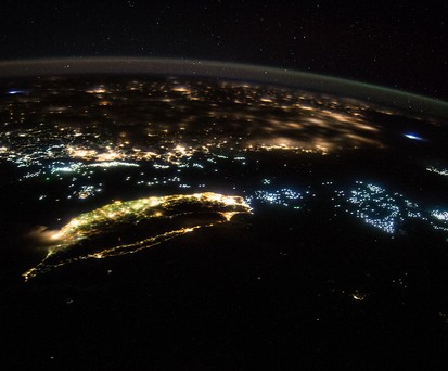 Inselrepublik Taiwan (vorne) und Festland-China in der Nacht: So nah beieinander und doch so zerstritten.