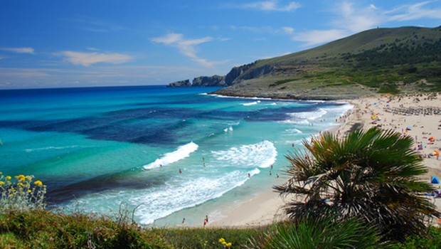 Strand auf Ibiza: Im Winter nur via Spanien erreichbar.