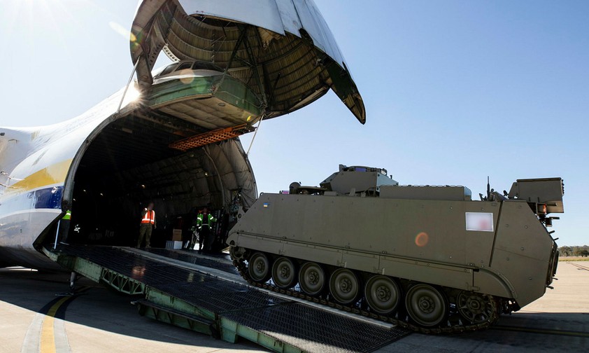 Antonov An-124 in Australien: Vier Transportpanzer geladen.
