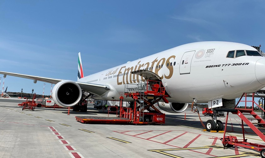 Boeing 777-3000 ER von Emirates am Gate in Hamburg.