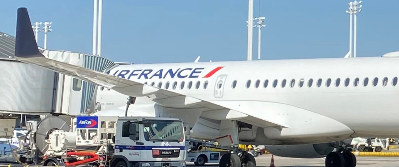 Betankung eines Air-France-Fliegers: Die Gruppe will die EU-Ziele übertreffen.