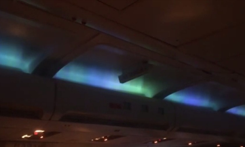 Wie Nordlichter erstrahlt die Kabinenbeleuchtung einer B757 von Iceland Air.
