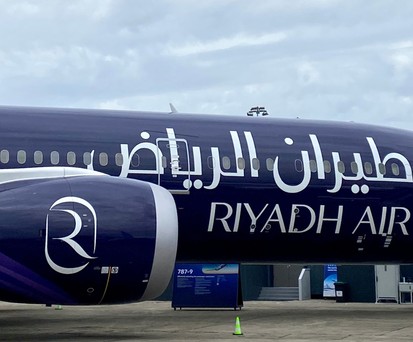 Das erste Flugzeug in einer Lackierung von Riyadh Air, hier bei der Paris Air Show: Das Logo ist auf den Triebwerken ...