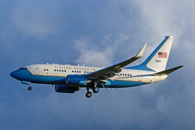 Die Boeing C-40 Clipper ist eine militärische Version der Boeing 737-700 C und wird von den USA für den Transport ranghoher Militärs und Politiker genutzt.