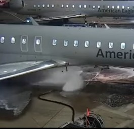 Flugzeug von American Eagle am Flughafen Dallas: Die Betankung ging schief.