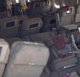 Innenraum des Flugzeuges: Durcheinandergewirbelte Sitze.