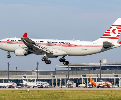 Ein Airbus A330-200 von Turkish Airlines landet am Flughafen BER: Turkish Airlines setzt am meisten Langstreckenflugzeuge innerhalb Europas ein.