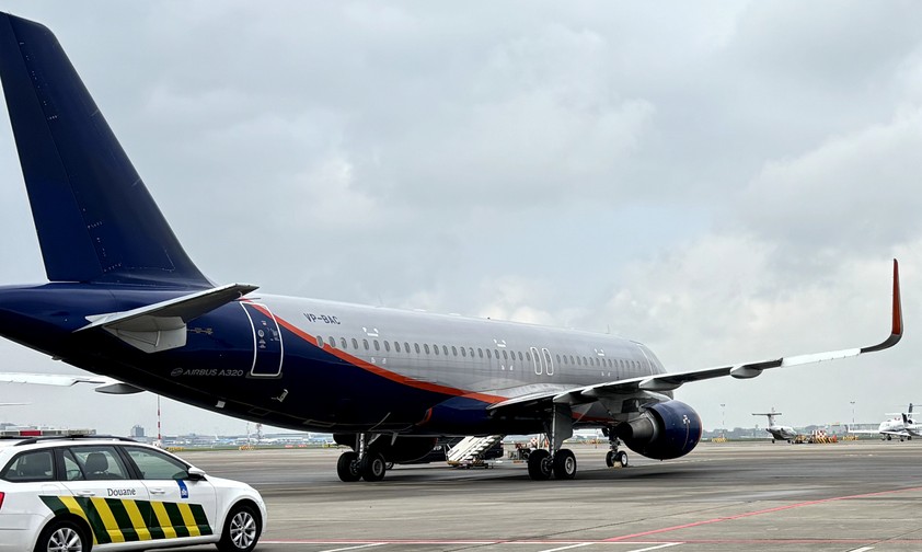 Der Airbus A320 mit dem Kennzeichen VP-BAC in Amsterdam: Hat den Airport verlassen.
