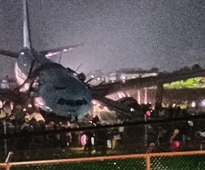 Der verunfallte Airbus A330 von Korean Air: Der Jet fiel vornüber.