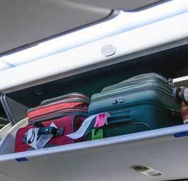 Koffer in der Kabine: Die EU will Zusatzgebühren will Handgepäck abschaffen.