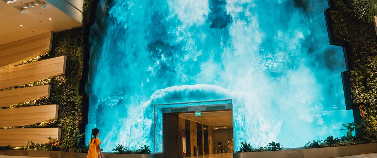 The Wonderfall: Der digitale Wasserfall befindet sich in der Abflughalle des wiedereröffneten T2 des Changi Airport.