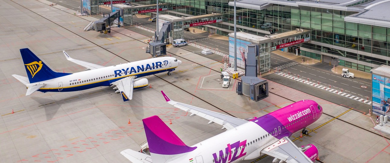 Flugzeuge von Ryanair und Wizz Air am Flughafen Wroclaw: Laut einer DLR-Analyse bietet Wizz Air die durchschnittlich günstigsten Preise.