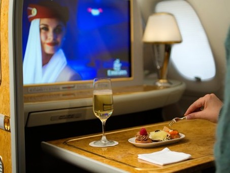 Emirates serviert Dom Pérignon in der ersten Klasse. Die Business-Class-Passagiere dürfen sich über Moët & Chandon freuen.