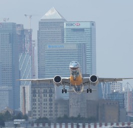 Embraer E2 in London-City: Der Flughafen will länger göffnet sein.