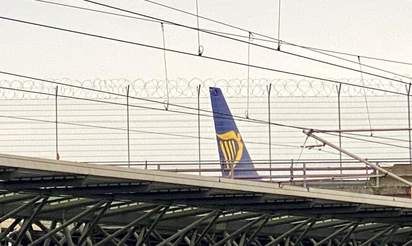 Boeing 737, die für Ryanair Tochter Buzz fliegt, am 7. November am Flughafen Düsseldorf, fotografiert vom Flughafenbahnhof: Rarer Besuch.Buzz