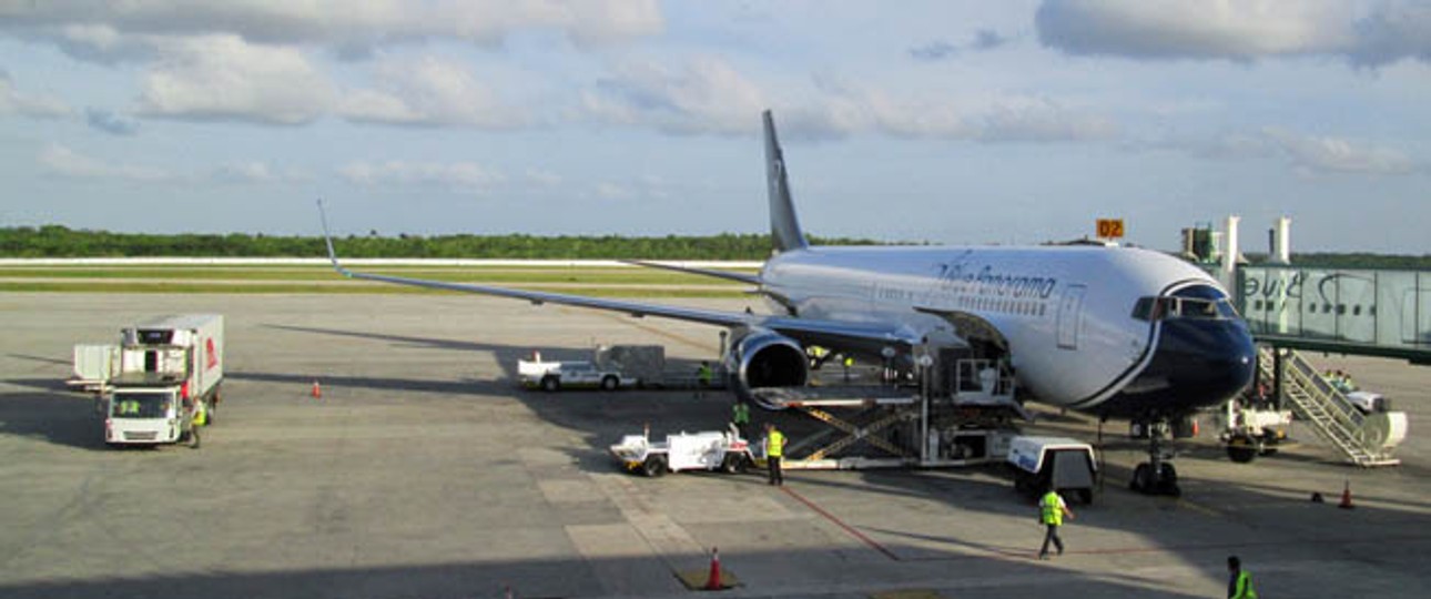 Blue Panorama Boeing 767-300 er auf dem Juan Alberto Gomez  Flughafen in Varadero, Kuba.