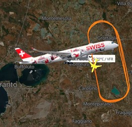 Schleifen bei Taranto: Der Airbus A350 von Swiss übt Starts und Landungen.