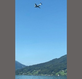 Die Boeing C-17 über dem Attersee: Alles angemeldet.