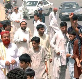 Mittlere Risikostufe: Hier sind Flugzeuge auf Reiseflughöhe sicher, aber bei Start und Landung gefährdet. Zur Kategorie gehört Pakistan wo erst kürzlich wieder ein Passagierjet bei der Landung beschossen wurde.