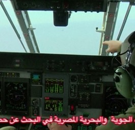 Piloten in einem Suchflugzeug: Das Wrack bleibt verschwunden.
