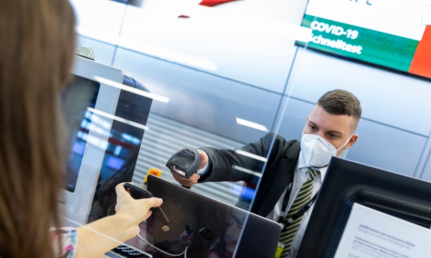 Schalter am Flughafen Wien: Die Bordkarte wird nur mit negativem test freigeschaltet.