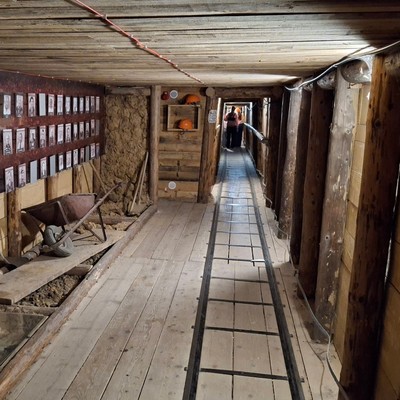 Ein Teil der Tunnelanlage unter der Piste: Er wurde inzwischen komfortabel ausgebaut und kann begangen werden.