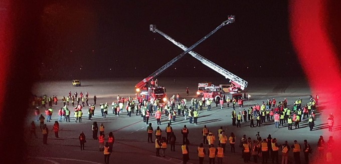 Sobald der A319 und der A320 abgeflogen waren, kam Partystimmung auf. Zum Klassiker «We Are Family» von Sister Sledge tanzten kurz vor Mitternacht mehrere Flughafenmitarbeiter auf dem Vorfeld.