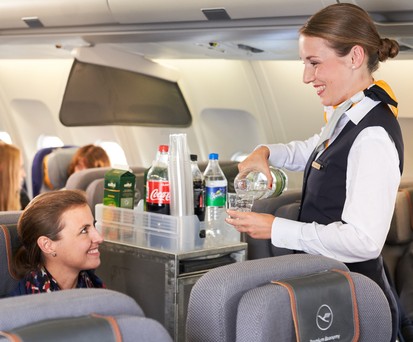 Flugbegleiterin bei Lufthansa: Auch Zulagen fallen weg.