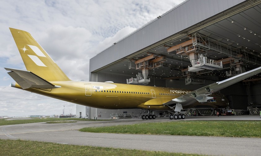 starlux airbus a350 1000 gold 05