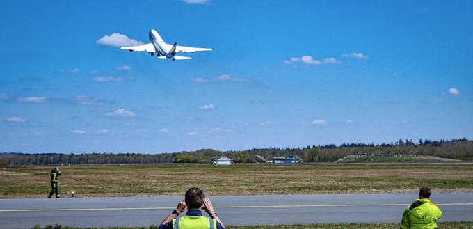Abflug von D-ABTK in Twente am 26. April: Zwei weitere Boeing 747-400 von Lufthansa bleiben vorerst.