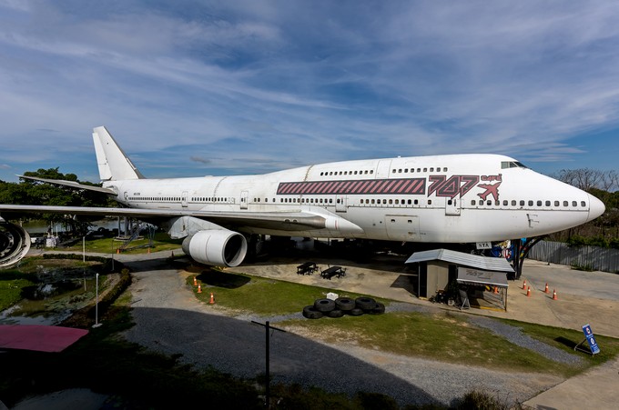 Eine der am schönsten eingerichteten Boeing 747 ist sicherlich das „747 Café“ in Lat Krabang nahe dem Flughafen Bangkok-Suvarnabhumi. Hier kauft man seine Eintrittskarte als Boarding-Pass am Schalter für umgerechnet 4 Euro und hat ein Getränk frei.