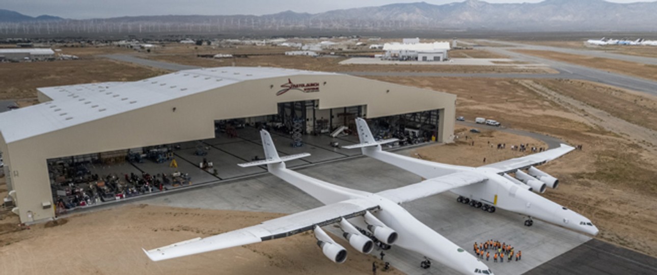 Das Flugzeug von Stratolaunch Systems: Zum ersten Mal an der frischen Luft.