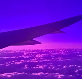 Blick aus dem Fesnter eines Dreamliners: Dunkel aber nicht finster.
