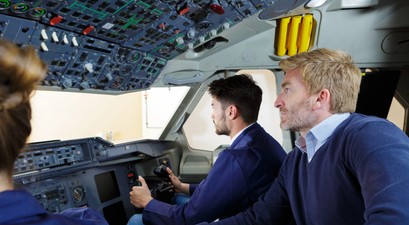 Piloten in einem Cockpit: Die Easa schickt Testpersonal regelmäßig für die Zulassung neuer Flugzeuge um die Welt.