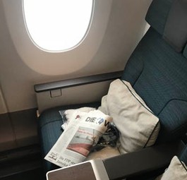 Das Interieur in der Premium Economy von Cathay Pacific wirkt sehr großzügig, modern und gestylt.