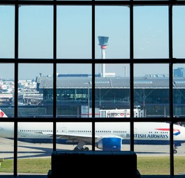 Eine Boeing 777 am Flughafen London-Heathrow: Der Airport kommt aktuell nicht an genug Kerosin.
