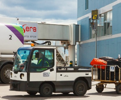 Wer an einem Flughafen Fahrzeuge bedienen will, muss neben den normalen Verkehrsregeln noch viele weitere Regeln kennen.