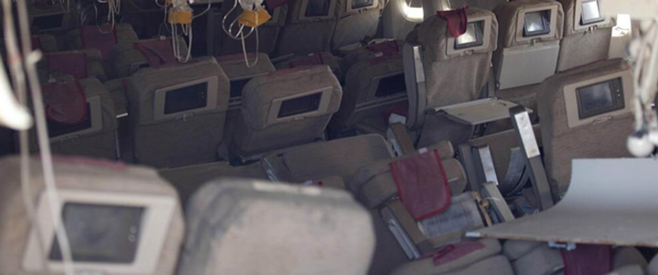 Innenraum des Flugzeuges: Durcheinandergewirbelte Sitze.