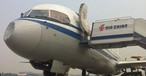 Ein unbekanntes Objekt traf im Flug die Nase der Boeing B757 von Air China...