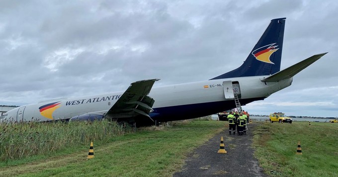 Jetzt muss ein Spezialunterehmen das Flugzeug entfernen.