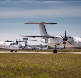 Flughafen Bratislava: <a href="https://www.aerotelegraph.com/bratislava-wandelt-sich-zum-abstellflughafen">In der Slowakei parken Dash 8</a> von Eurowings und Austrian Airlines.